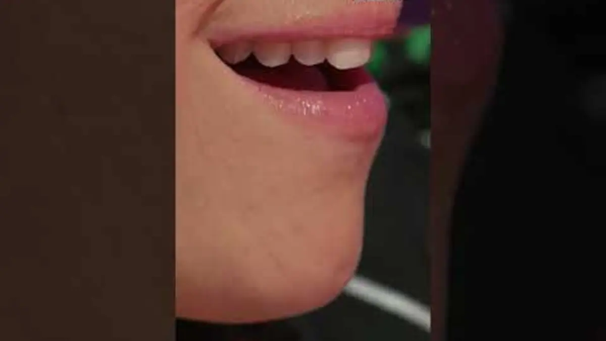 replay de Croquez les pieds de #Zahia