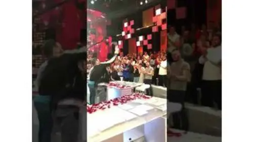 replay de Cyril Hanouna arrose le public de TPMP