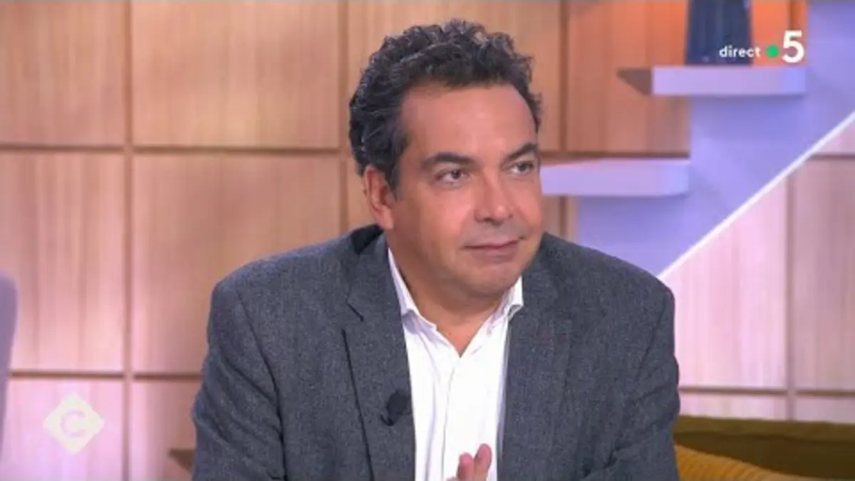 replay de Dans le chaos du monde, zapping et amnésie - L’Édito de Patrick Cohen - C à vous - 25/10/2023