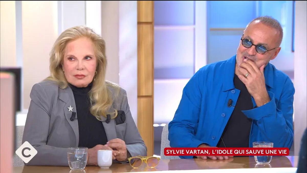 Derrière la rencontre Sylvie Vartan et Roland…