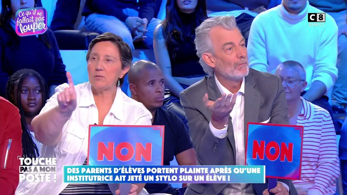replay de Des parents d'élèves portent plainte après qu'une institutrice ait jeté un stylo sur un élève !