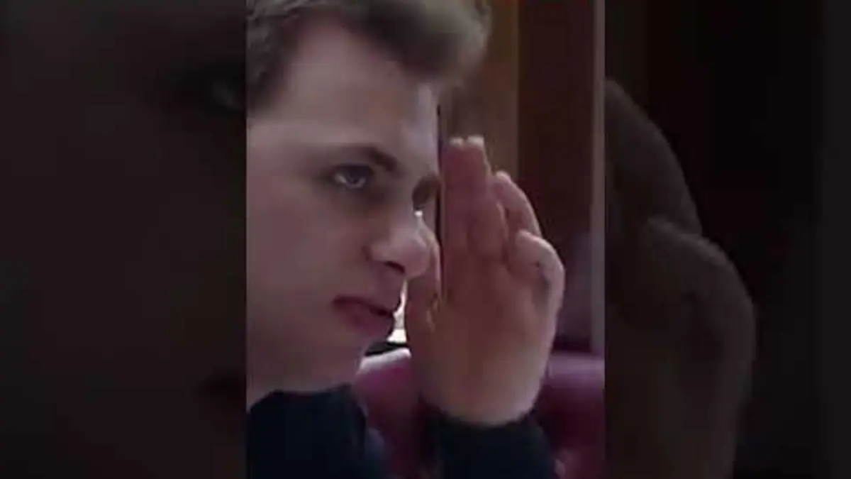 replay de Drôle de comportement pour un apprenti avocat ?- Extrait Faut pas pousser