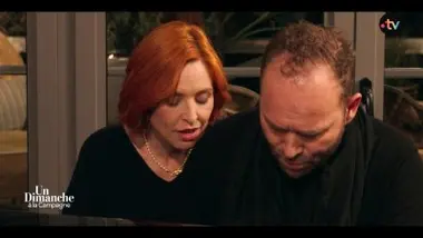 Elle chante accompagnée au piano