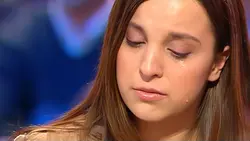 Elle est choquée de qui se trouve derrière le rideau !