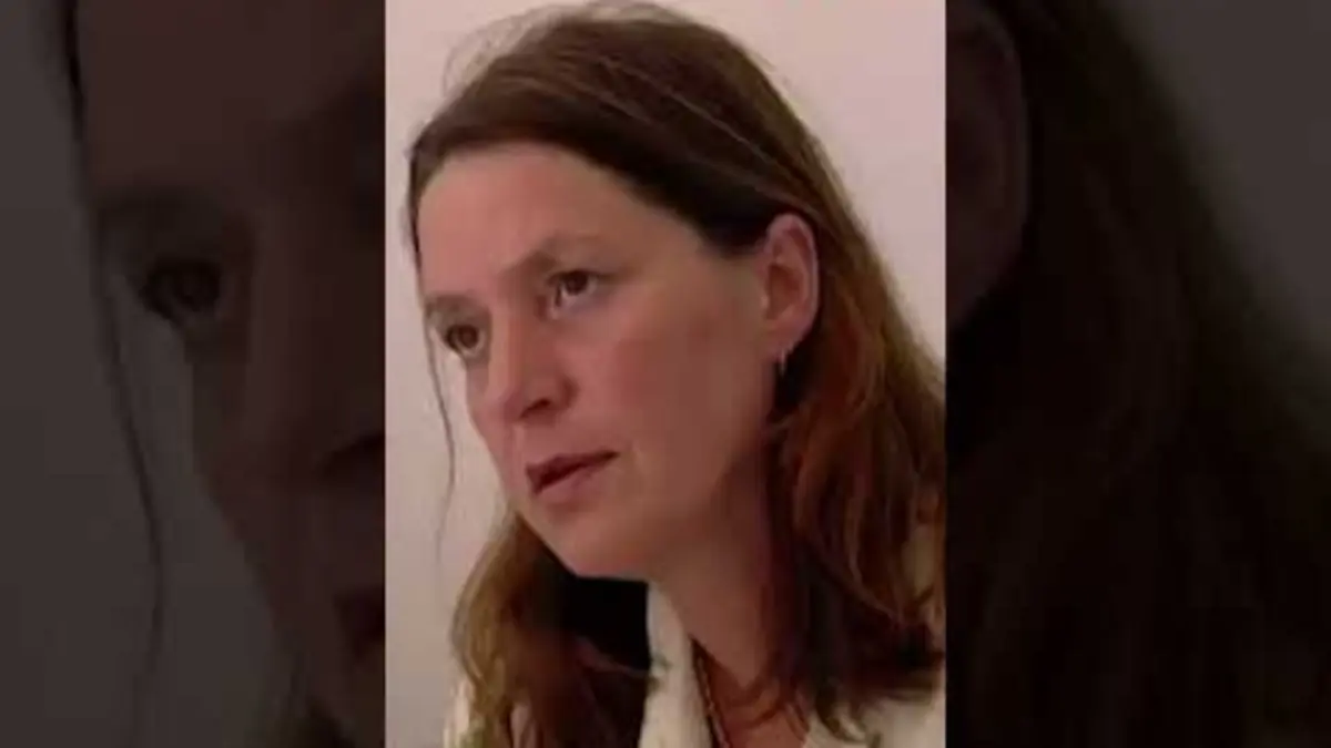 replay de Elle fait tout pour l'aider ? - Extrait de Fini le social