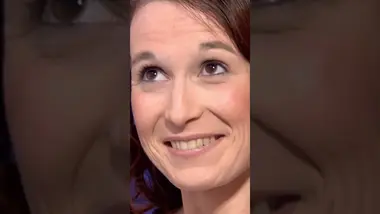 Elle le confronte sur leur rupture et il avoue être déjà avec quelqu'un d'autre