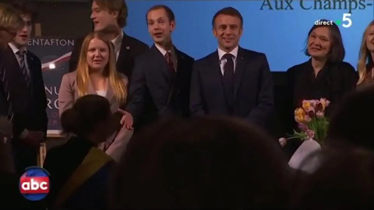 replay de Emmanuel Macron a poussé la chansonnette… Pour les agriculteurs ! - L’ABC - C à Vous - 31/01/2024