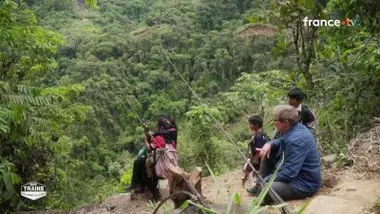 En Bolivie, ces enfants empruntent cette tyrolienne pour aller à l'école