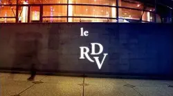 En France, héberger un réfugié permettrait de baisser ses impôts - Le petit RDV du du 26/10 - CANAL+