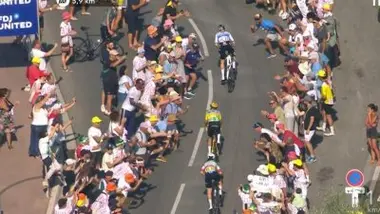 Etape 8 : Demi Vollering passe à l'attaque et s'isole à l'avant