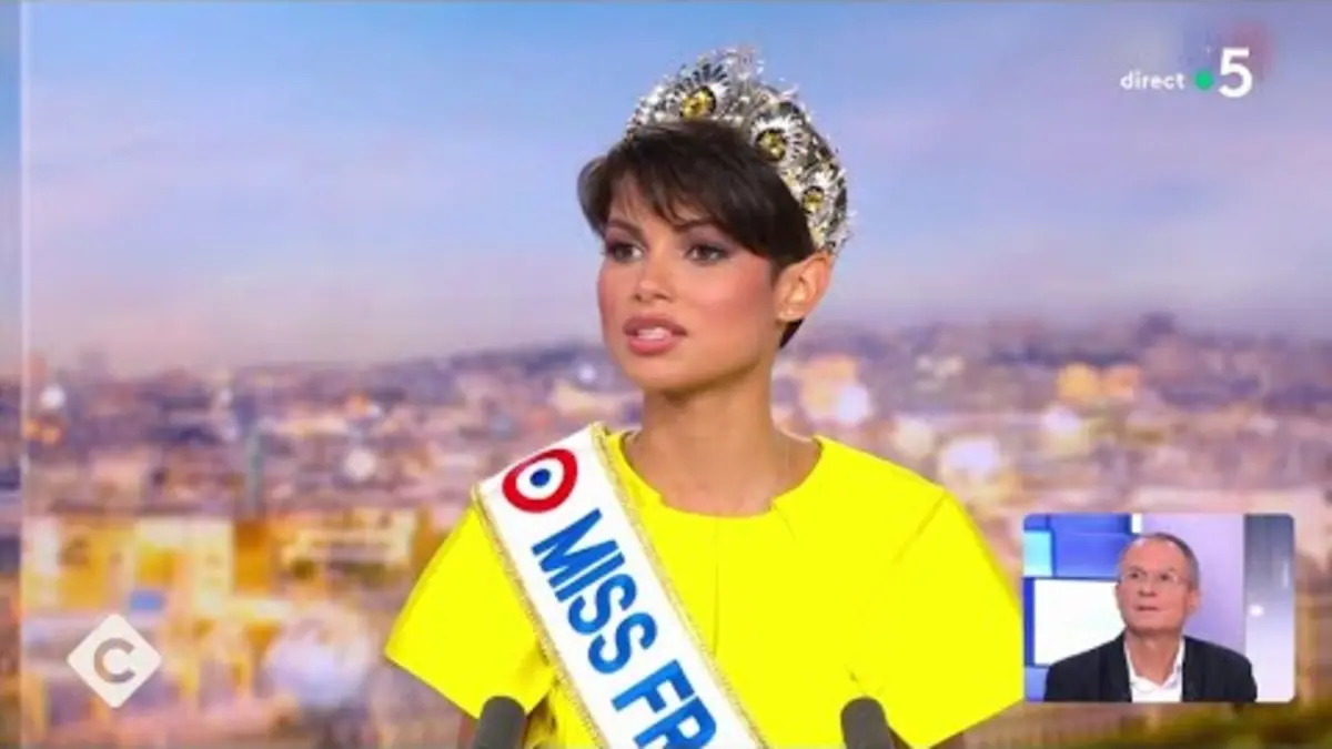 replay de Ève Gilles sacrée Miss France 2024 - Yves Jaeglé - C à Vous - 18/12/2023