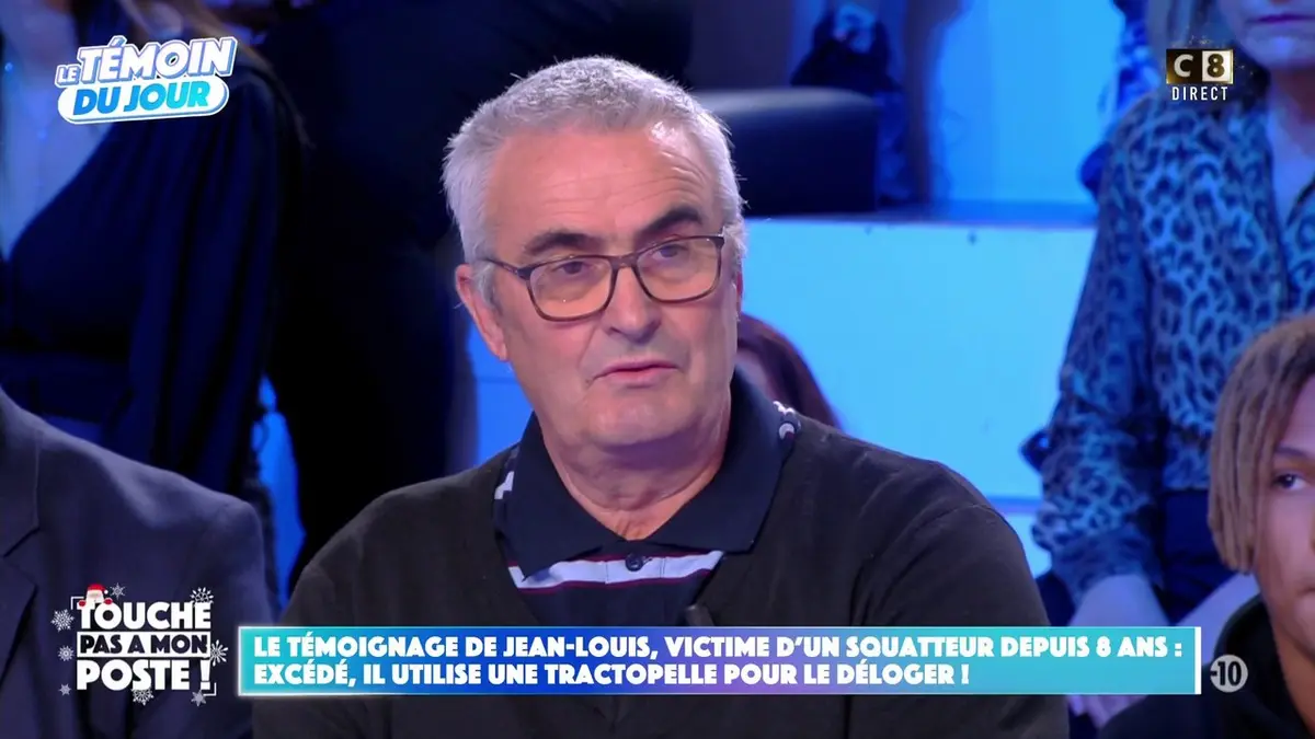 replay de Excédé, un propriétaire utilise une tractopelle pour déloger un squatteur sur son terrain !