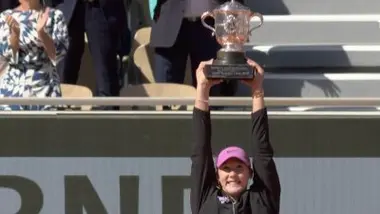 Finale (F) : le moment où Mirra Andreeva soulève la Coupe Suzanne-Lenglen de vainqueure de Roland-Garros