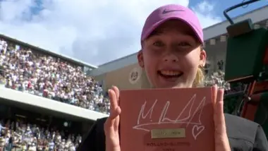 Finale (F) : Mirra Andreeva reçoit et signe une plaque en son honneur