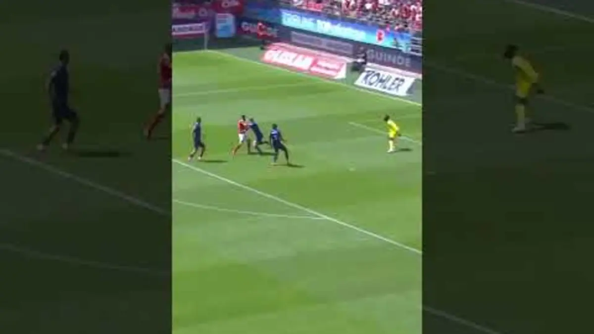replay de Franck "Dennis Bergkamp" Honorat ?