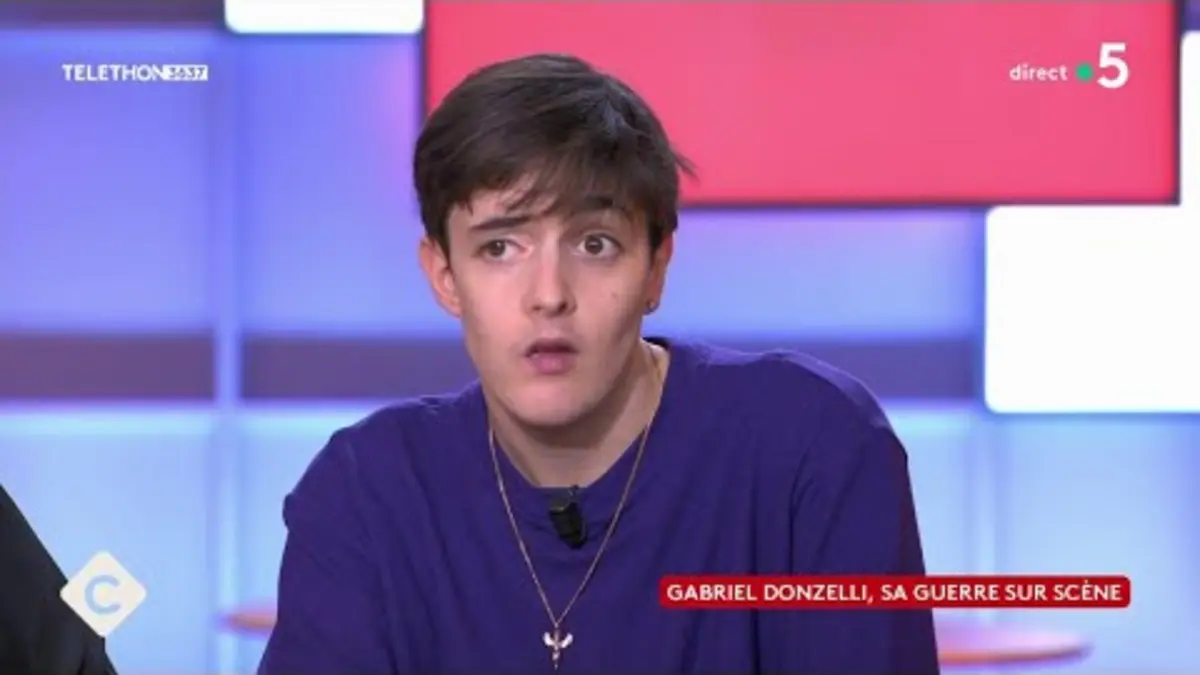 replay de Gabriel Donzelli, sa guerre sur scène - C à vous - 08/12/2023