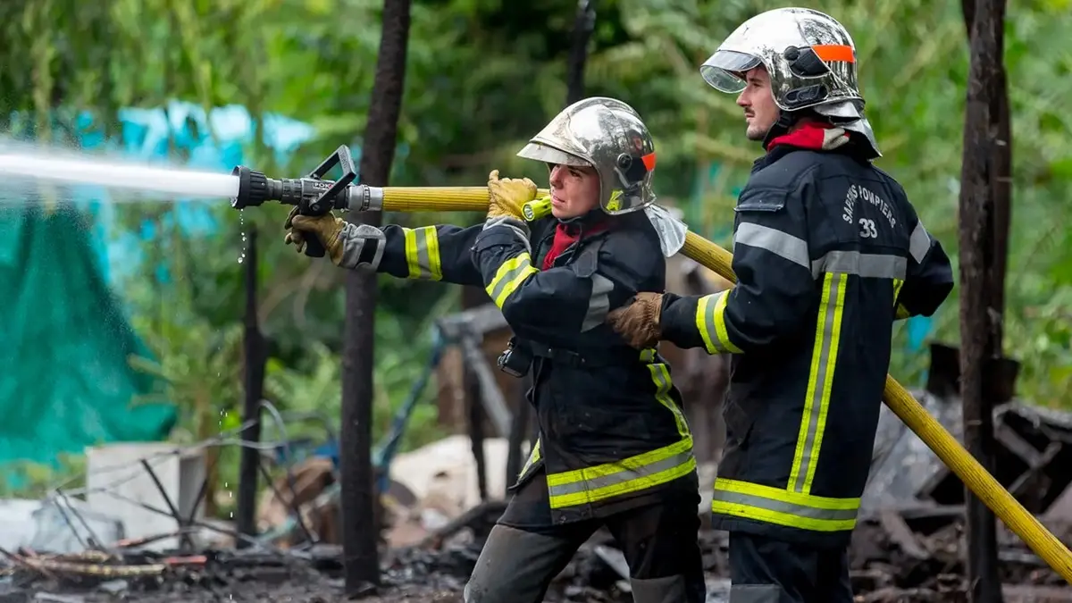Gironde : Bénévoles et pompiers se serrent les…