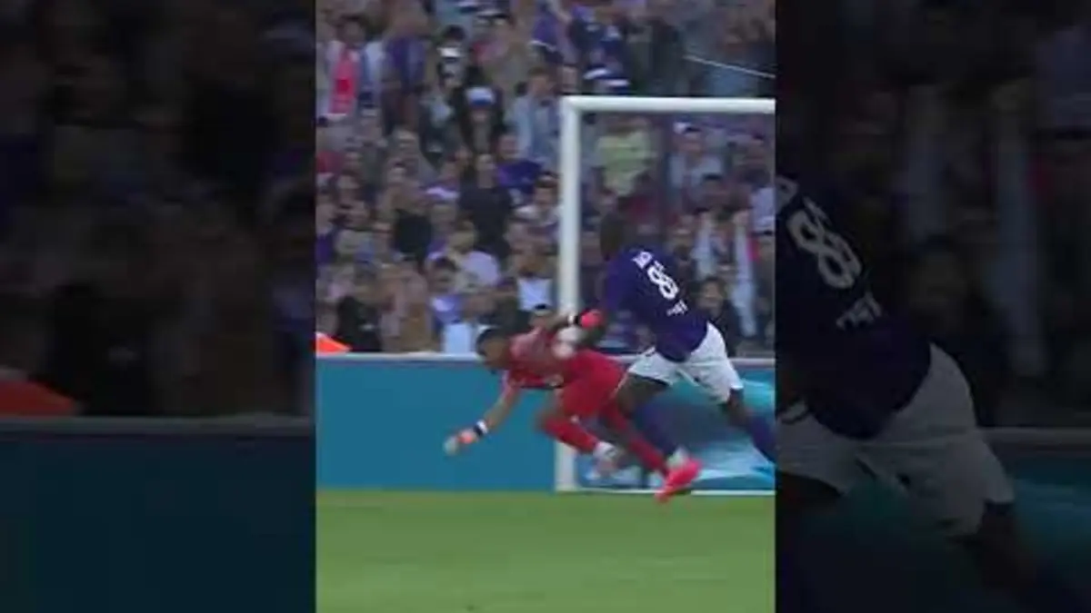 replay de Guillaume Restes a relancé le match? #football #ligue1 #ligue1mcdonalds @ToulouseFC #goalkeepersaves