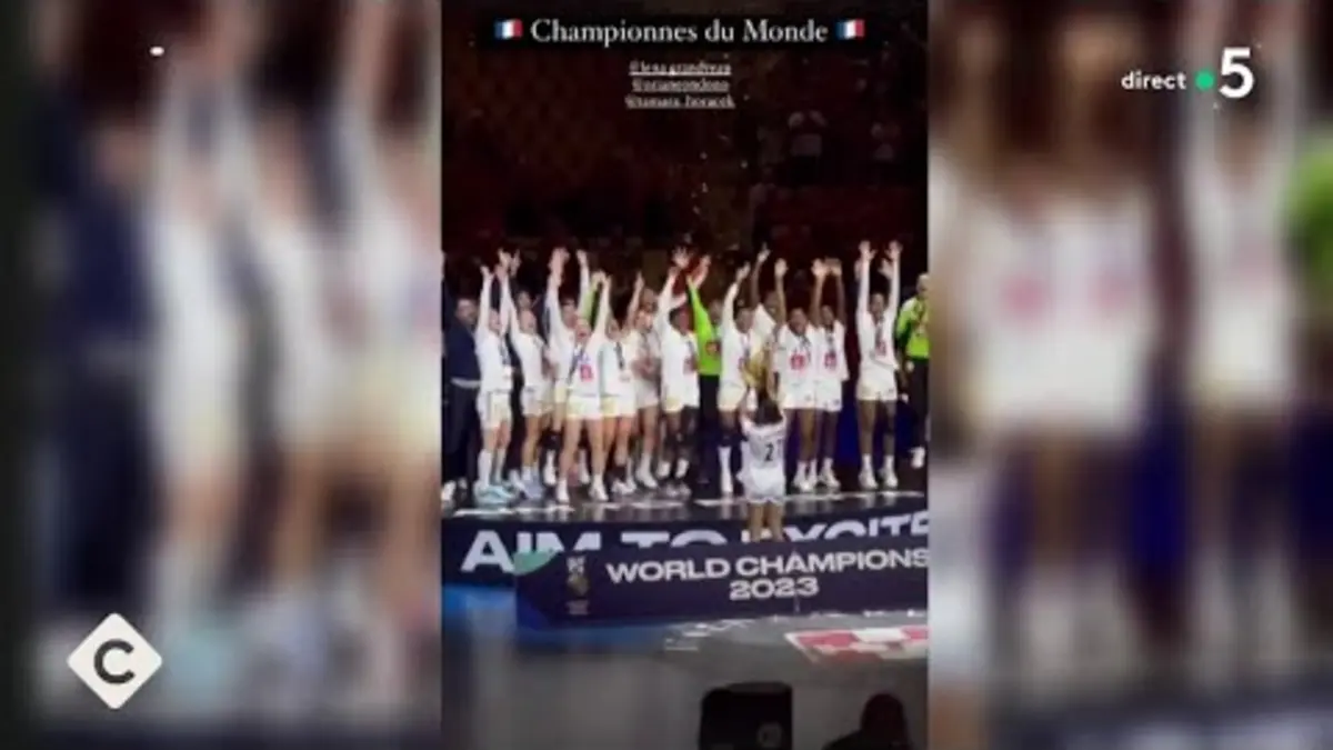 replay de Handball : Les Françaises sur le toit du monde - Le 5/5 - C à Vous - 18/12/2023