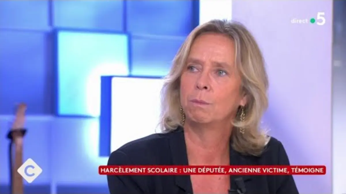 replay de Harcèlement scolaire : une députée, ancienne victime, témoigne - C à Vous - 27/09/2023