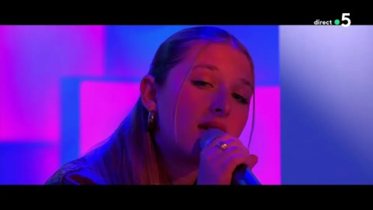 replay de Héléna - “Mauvais Garçon” en live dans C à vous
