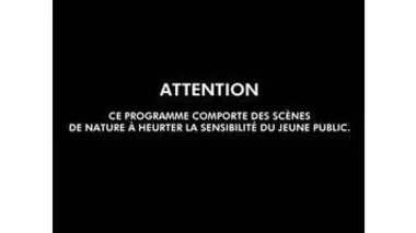 Il boit le sang directement dans le cou d'une chèvre
