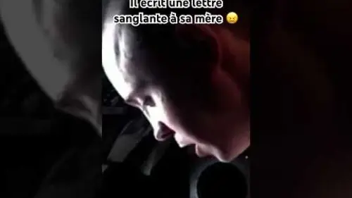 replay de Il écrit une lettre à sa mère - Extrait Né cassé #striptease #shorts #interview