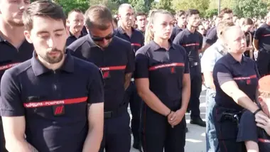 Incendies en Gironde : L'hommage en direct aux deux pompiers décédés à Saint-Médad-en-Jalles