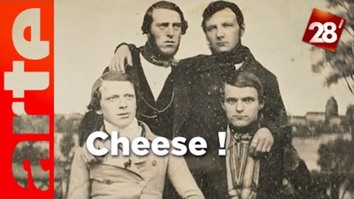 replay de Intéressant : Pourquoi les gens font-ils la tête sur les photos anciennes ? | 28 minutes | ARTE