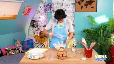 Je prépare des crêpes