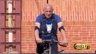 Jean-Michel Aphatie se lance dans le vide à vélo