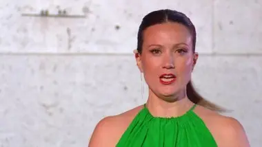 Julie Fuschs chante La Marseillaise avec l'Orchestre de la Garde républicaine et le Choeur de l'Armée française