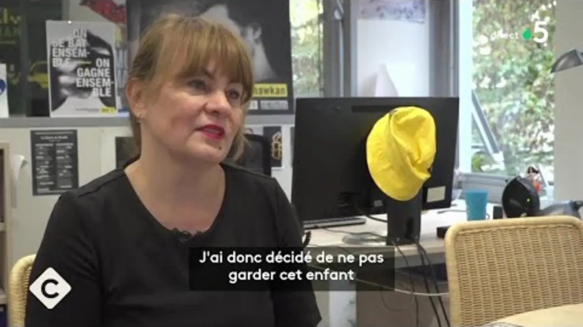 replay de Justyna Wydrzyńska, figure de la lutte pour l’avortement en Pologne - La Story - C à Vous-11/10/2023