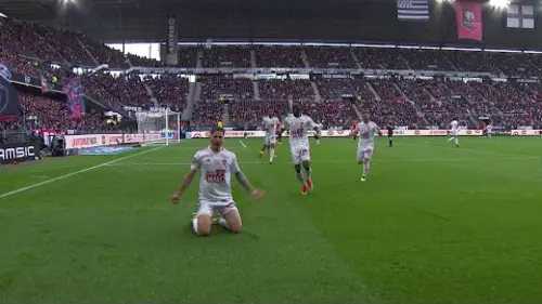 replay de L'incroyable coup de tête de Martin Satriano !