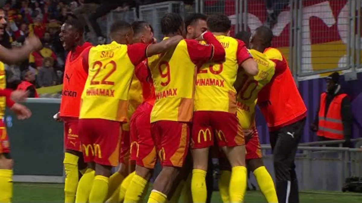 replay de L'incroyable frappe d'Andy Diouf pour le RC Lens !