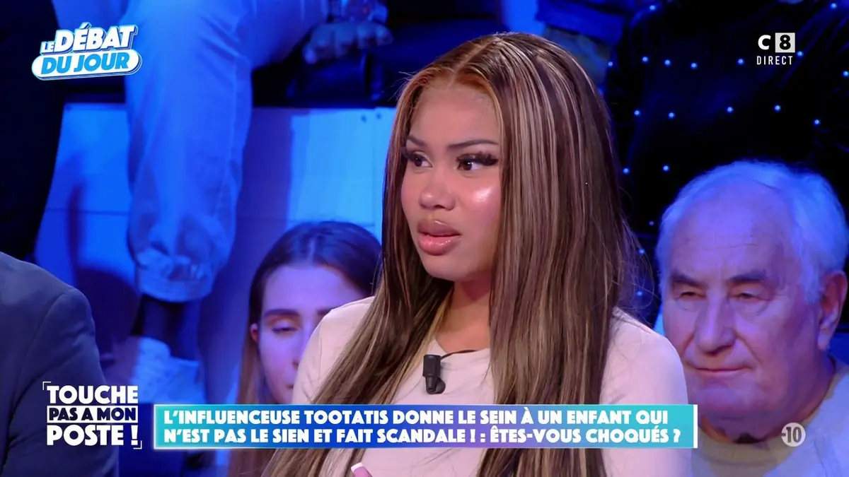 replay de L'influenceuse Tootatis donne le sein à un enfant qui n'est pas le sien et fait scandale !