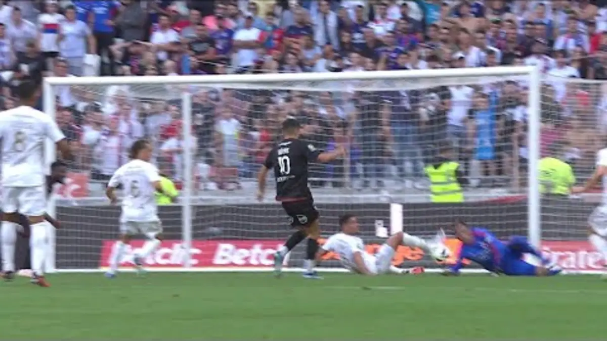 replay de La double parade de grande classe d'Anthony Lopes