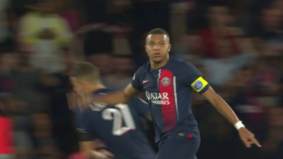 replay de La géniale reprise de volée de Kylian Mbappé !