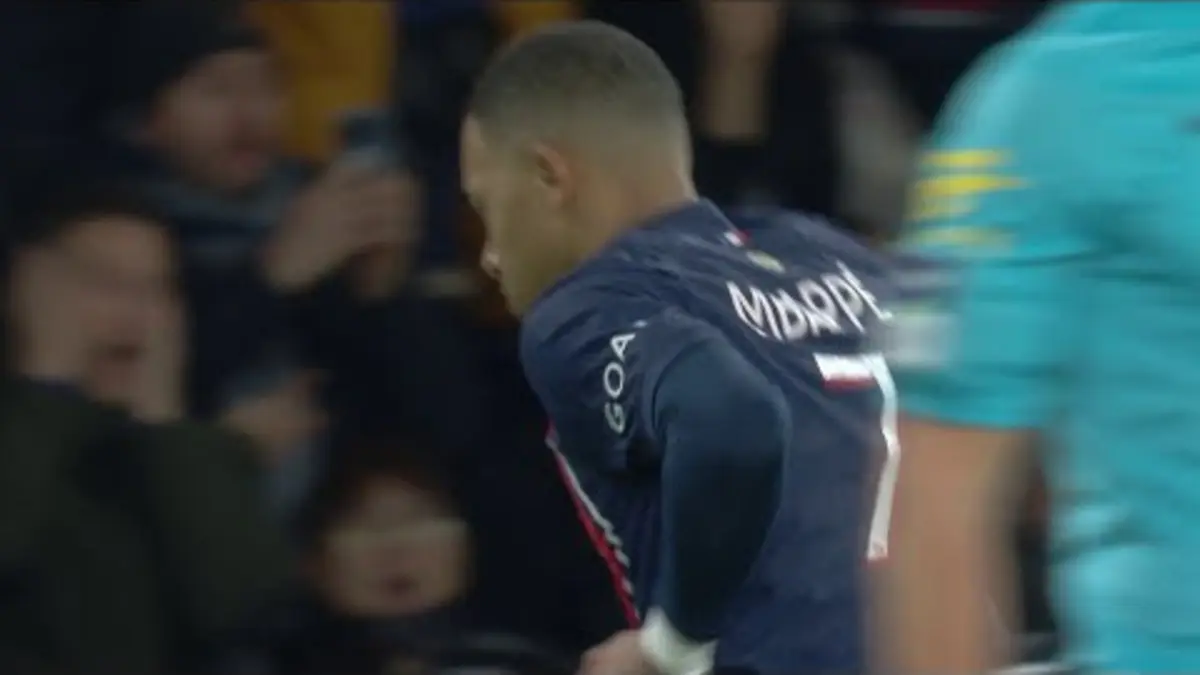 replay de La magnifique lucarne de Kylian Mbappé