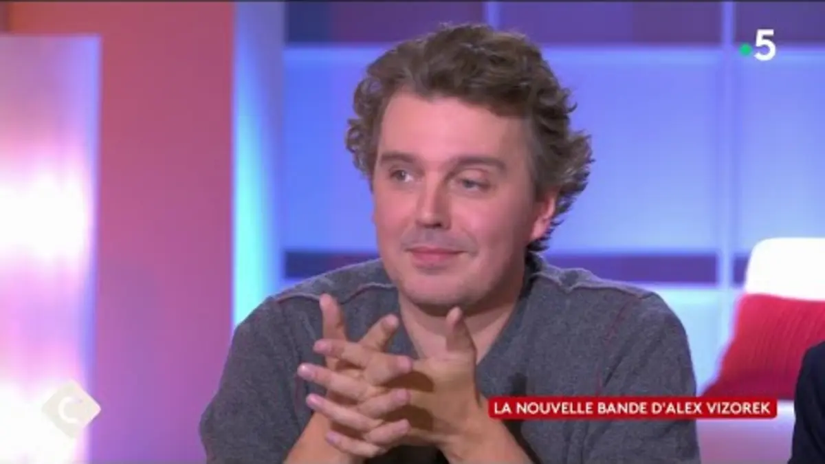 replay de La nouvelle bande d’Alex Vizorek - C à vous - 03/11/2023