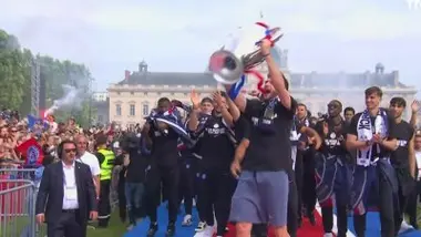 La remontée festive du Champ-de-Mars du PSG se poursuit