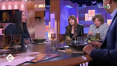 Le baiser de cinéma de Monica Bellucci & Alex Lutz - C à Vous