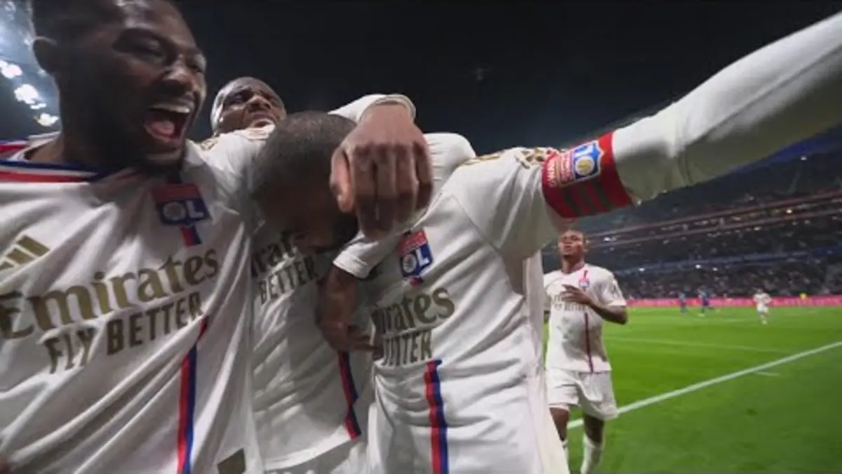 replay de Le but de renard des surfaces d'Alexandre Lacazette qui offre l'Olympico à l'OL !