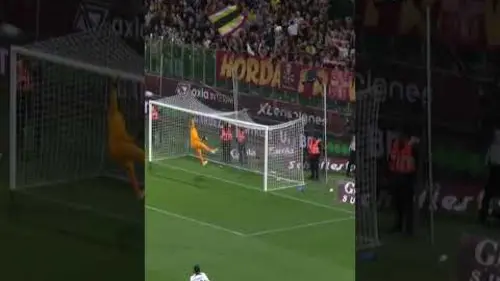 replay de Le centre de Lamine Camara qui a failli finir en superbe but ?
