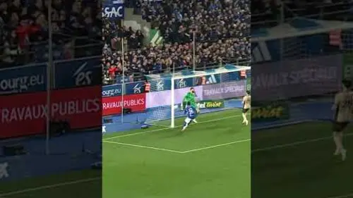replay de Le centre millimétré d'Ângelo pour Dilane Bakwa