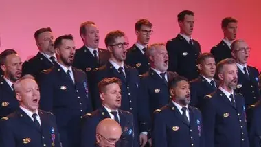 Le Choeur de l'Armée française chante "Le chant des marais" dirigé par Emilie Fleury