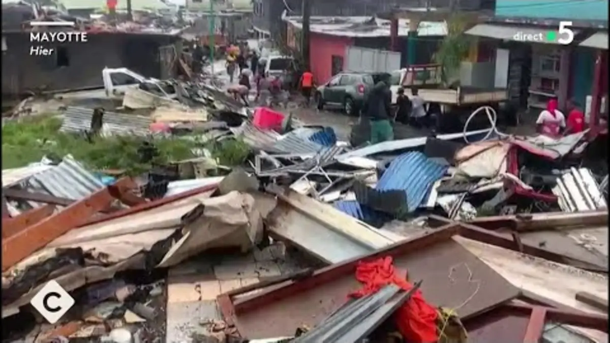 replay de Le cyclone Chido plonge Mayotte dans le chaos - La Story - C à Vous