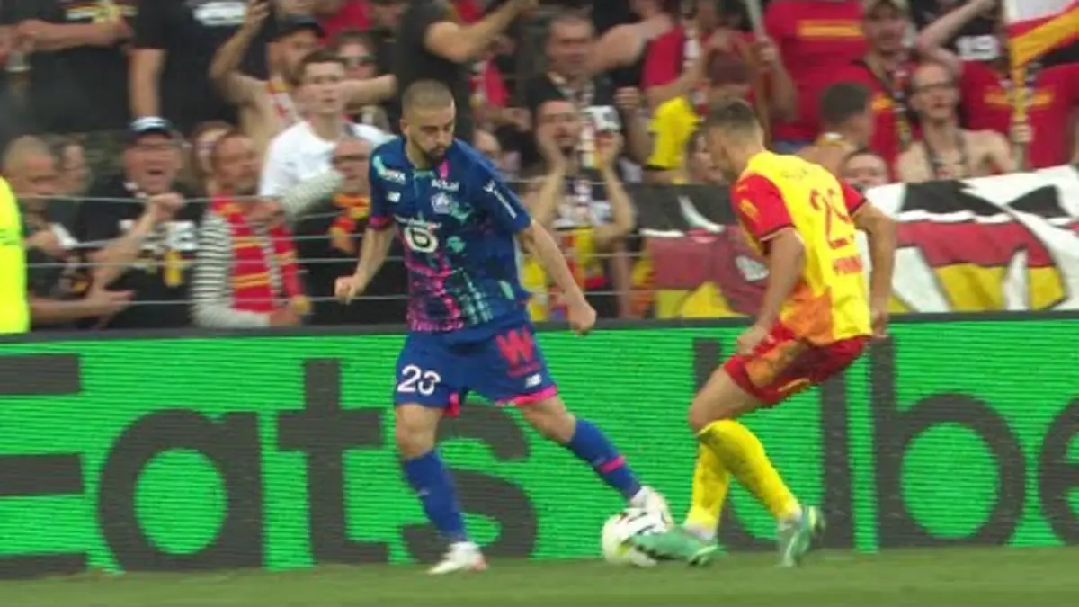 replay de Le débordement plein de dribbles d'Edon Zhegrova !