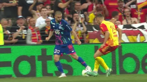 replay de Le débordement plein de dribbles d'Edon Zhegrova !