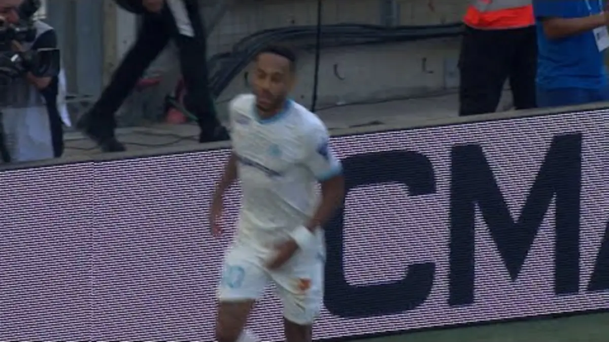 replay de Le lob astucieux de Pierre-Emerick Aubameyang